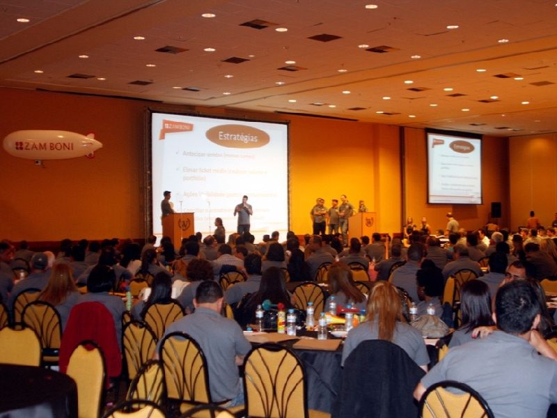 Projetor profissional de datashow projetando imagem em sala de conferência corporativa, iluminação ambiente controlada, fotografia realista