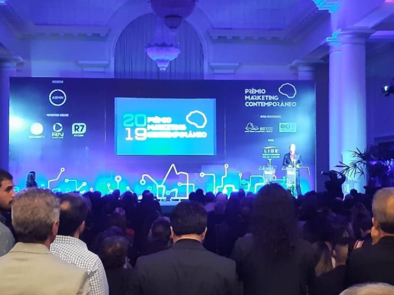 Estrutura de iluminação cênica montada pela ART7 em evento noturno