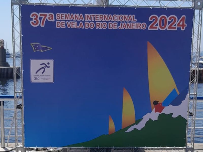 Backdrop de evento corporativo montado pela ART7 com identidade de marca