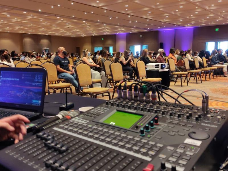 Equipamento de sonorização profissional com caixas de som e mesa de mixagem em evento ao vivo, fotografia realista